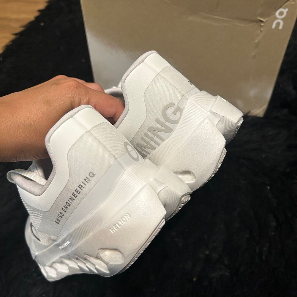 ON CLOUDSURFER white athletic training running lace up shoes sneakers sz 8.5 new - Picture 3 of 6